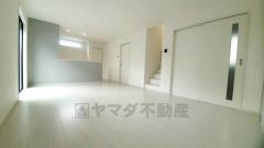 リビングは広々とした設計で、家族が集い、寛ぐ暮らしの空間を演出しています。思い思いの時間を過ごしたり、家族みんなで食事をしたり、素敵な団らんの場になりますね。