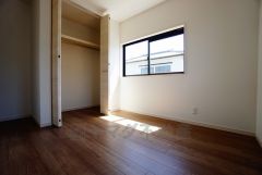 同仕様写真。住む人のこだわりを活かす洋室。日当たりがよく、寝室としての利用もおすすめ。広めのクローゼットには荷物をすっきり片付けられ、ゆとりのある暮らしが出来ます＾＾