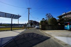 車の通り抜けができないので、小さな子供も安心して遊ばせることができます。