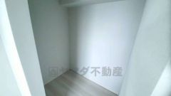 収納力豊富なウォークインクローゼット。洋服や小物などを1箇所にまとめて美しい収納を実現します。スーツケースのような大型の荷物も置けます＾＾