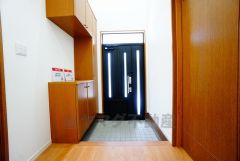 訪れる人に住空間の大きさを印象付ける、玄関の大きな吹抜け。棚の上にお花や写真を飾っても良いですね。