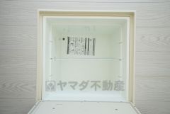 キッチンにある床下収納は、居住スペースを減らさずに買い置きの調味料や非常食などを保管することができます。
