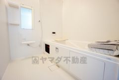 1日の疲れを癒すくつろぎのバスルーム。足を伸ばしてもゆったりと入れるサイズです。お子様と一緒にお風呂に入っても狭くないですね^^