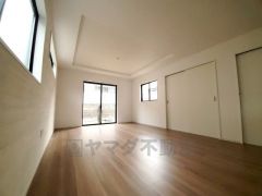 大きな窓のあるリビングは、陽光あふれる明るい空間です。居心地良く、ご家族皆がゆったり寛げる憩いの空間となりそうです。