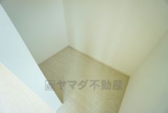 収納力豊富なウォークインクローゼット。洋服や小物などを1箇所にまとめて美しい収納を実現します。スーツケースのような大型の荷物も置けます＾＾