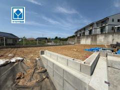 現地（2026年4月27日）撮影。ししぶ駅徒歩11分、天神行急行バス停徒歩8分とアクセス良好＾＾最新の設備で気持ちの良い新生活を送りませんか。