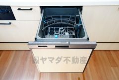 食事の後の手間を解消する食器洗い乾燥機付。冬場の洗い物で手荒れの悩みもなくなります。手洗いよりも節約できて便利。