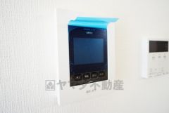 防犯性、セキュリティ対策に安心できるテレビモニター付きインターフォンです。セールスマン対策にもなり安心できます。