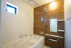 同仕様写真。広々1坪タイプの浴槽ユニットでゆったりくつろげるバスルーム。窓、浴室乾燥機付きで換気・雨の日の洗濯もばっちり＾＾