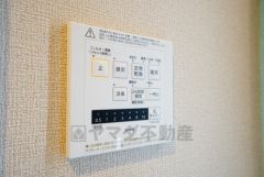 雨の日の洗濯も安心できる浴室暖房乾燥機付き浴室。リモコンで操作もボタン1つで簡単。