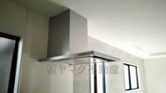 風量が弱・強と切替え可能なレンジフードが調理中の煙をしっかり吸い込みます。手元を照らすライト付きです。