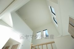 暮らしにゆとりと安らぎを与える開放感いっぱいの吹き抜け。上下階の一体感も家族のふれあいを演出。