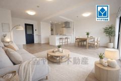 家具はイメージです。大きな窓のあるリビングは、陽光あふれる明るい空間です。居心地良く、ご家族皆がゆったり寛げる憩いの空間となりそうです。