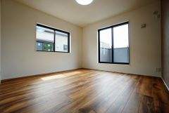 同仕様写真。寛ぎの時間を紡ぎだす主寝室は、大型ベッドを置いても余裕の広さを確保しています。