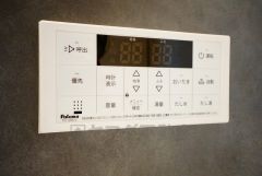 湯量・湯温の設定、そして保温までワンタッチのフルオートバス。便利な追い炊き機能付きです。