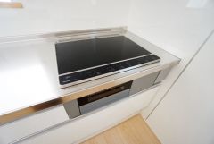 お手入れのしやすいIHクッキングヒーターです。3口コンロなので、効率よくお料理が楽しめます。毎日のお料理も楽しくなりますね＾＾