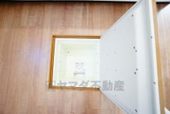 キッチンにある床下収納は、居住スペースを減らさずに買い置きの調味料や非常食などを保管することができます。