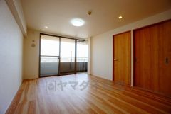 リビングは広々とした設計で、家族が集い、寛ぐ暮らしの空間を演出しています。