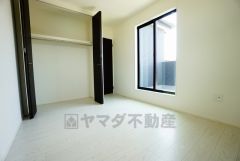 暖かい日差しが差し込む洋室。たっぷり収納できるクローゼット付きでお部屋の中をすっきりと快適に保てます。