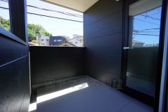 外からも見えづらく、椅子やテーブルを置けばくつろぎ空間になりますね。