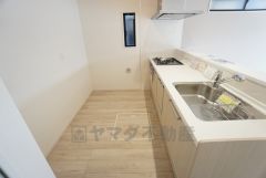 同仕様写真。リビングにいるお子様を見守りながらお料理ができる対面キッチン。カウンタートップの汚れもサッと拭き取ることができ、お掃除ラクラク＾＾