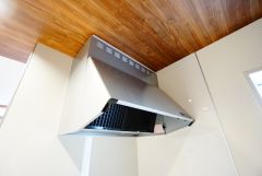 コンロ上には換気扇完備＾＾すぐ横に小窓が設けられているので、換気扇と合わせてWで換気できます＾＾
