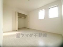 暖かい日差しが差し込む洋室。たっぷり収納できるクローゼット付きでお部屋の中をすっきりと快適に保てます。