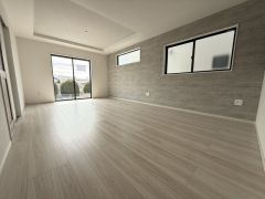 大きな掃き出し窓のあるリビングは、陽光あふれる明るい空間です。ゆったりと寛げる憩いの場となりそうです。