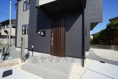かざすだけで開閉できる、タッチキー採用の玄関。お買い物帰りで、両手がふさがってきても簡単に中に入れます＾＾
