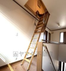 収納力のある屋根裏収納付きで、季節物や普段使わない荷物もすっきり整理できます＾＾