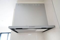 お手入れが簡単なスリム型レンジフードです。調理により発生する油煙や臭いを吸い込み、屋外へ排気してくれます。