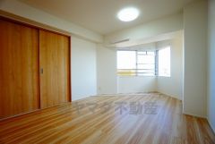 大きな窓のあるリビングは、陽光あふれる明るい空間です。居心地良く、ご家族皆がゆったり寛げる憩いの空間となりそうです。