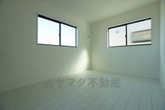 2面採光を確保した明るい室内は、風通しも良く、大変居心地の良い空間となっております。爽やかな風を感じて起きる朝は、快適生活の始まりに。