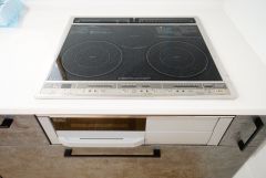 お手入れのしやすいIHクッキングヒーターです。3口コンロなので、効率よくお料理が楽しめます。毎日のお料理も楽しくなりますね＾＾