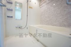1日の疲れを癒すくつろぎのバスルーム。足を伸ばしてもゆったりと入れるサイズです。お子様と一緒にお風呂に入っても狭くないですね^^
