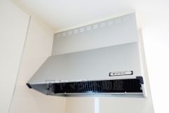 お手入れが簡単なスリム型レンジフードです。調理により発生する油煙や臭いを吸い込み、屋外へ排気してくれます。
