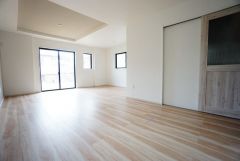 大きな窓のあるリビングは、陽光あふれる明るい空間です。居心地良く、ご家族皆がゆったり寛げる憩いの空間となりそうです。
