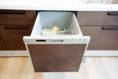 家事の時間が短縮できるフルオープンで開けやすい食器洗い乾燥機付。食事後に家族とのくつろぎタイムをしっかり取れます。