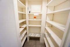 お子様の小さい靴から男性の大きな靴までたっぷり収納出来るシューズボックス。お子様の成長と共に増えていく靴も楽々しまう事が出来ます。