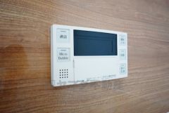 湯量・湯温の設定、そして保温までワンタッチのフルオートバス。便利な追い炊き機能付きです。