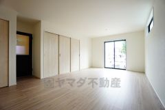 大きな窓のあるリビングは、陽光あふれる明るい空間です。居心地良く、ご家族皆がゆったり寛げる憩いの空間となりそうです。