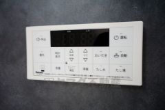 湯量・湯温の設定、そして保温までワンタッチのフルオートバス。便利な追い炊き機能付きです。