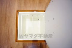 キッチンにある床下収納は、居住スペースを減らさずに買い置きの調味料や非常食などを保管することができます。