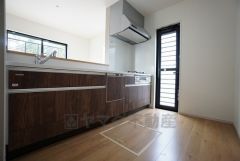 同仕様写真。リビングやダイニングからキッチン周りが丸見えにならない対面式キッチン。テレビ鑑賞や家族との対話がしやすく、ご家族の温かい時間を演出します。