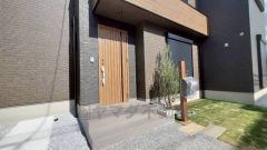 家の顔となる玄関扉がかっこいいと、たくさんの人を招き入れたくなりますね＾＾奥まって設置されており、雨にも濡れにくくなっています。