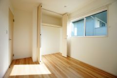 暖かい日差しが差し込む洋室。たっぷり収納できるクローゼット付きでお部屋の中をすっきりと快適に保てます。