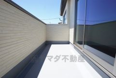 同仕様写真。陽当たりの良いバルコニーです。お洗濯やお布団干しはもちろん、日光浴スペースにも。足元は防水工事施工済です。