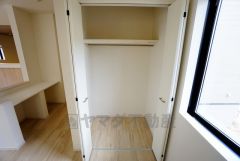 リビング横には広めのクローゼットがあり様々な物をすっきり収納できます＾＾