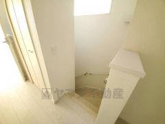 小さなお子様やご高齢の方でも安心できる、手すり付き階段。段差も低めで設定されており、安全性にも優れています。