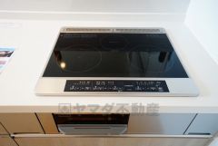 同仕様写真。汚れてもサッとふける、お手入れのしやすいIHクッキングヒーター。オール電化なので経済的です。